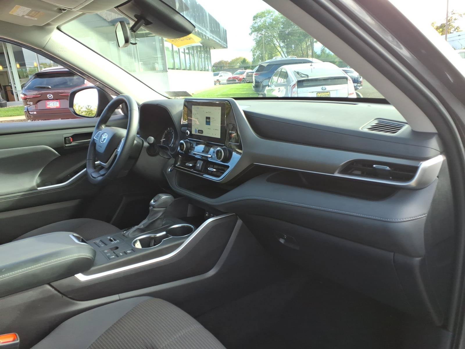 Used 2024 Toyota Highlander LE AWD/4WD image 12