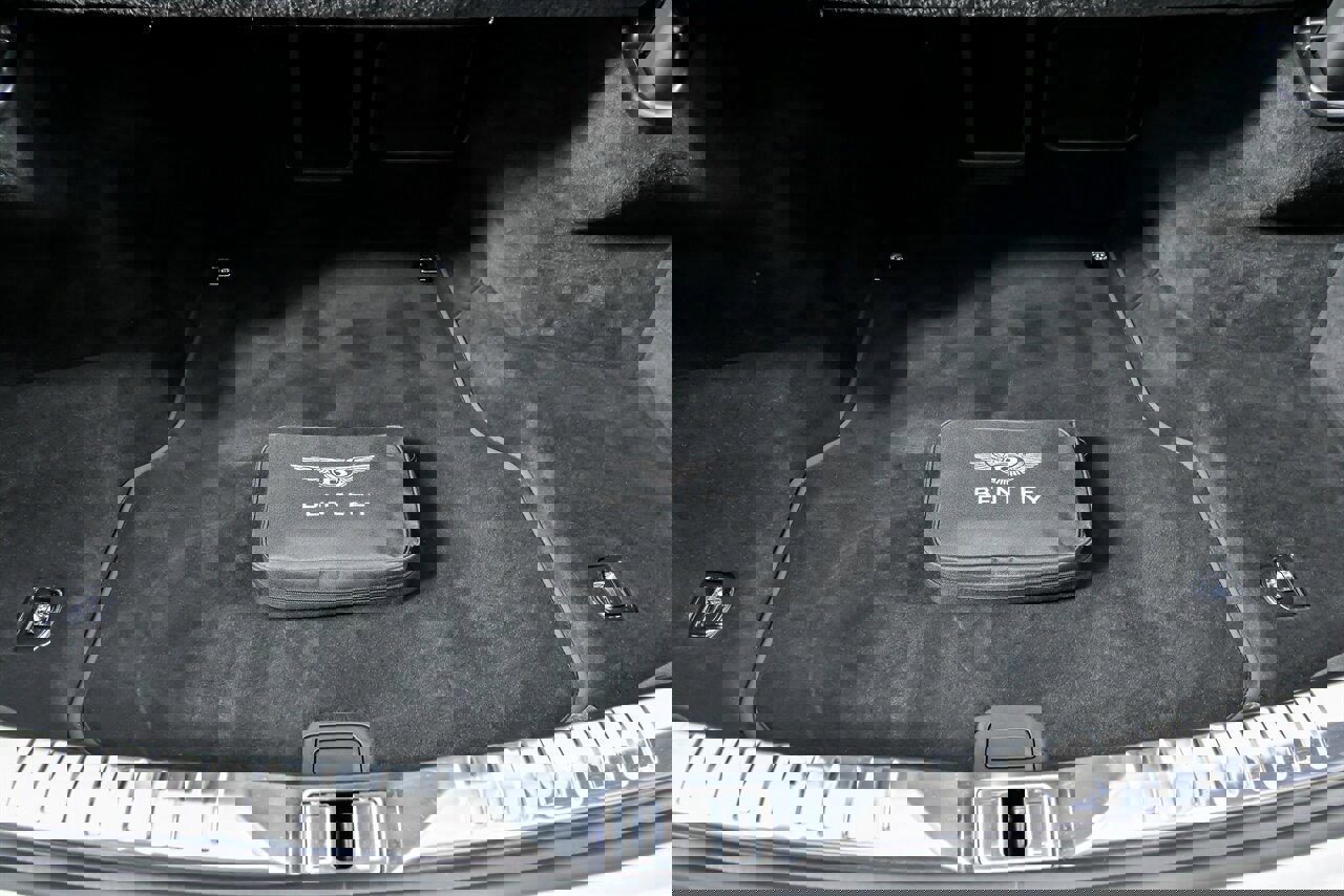 Used 2023 Bentley Flying Spur V8 image 16