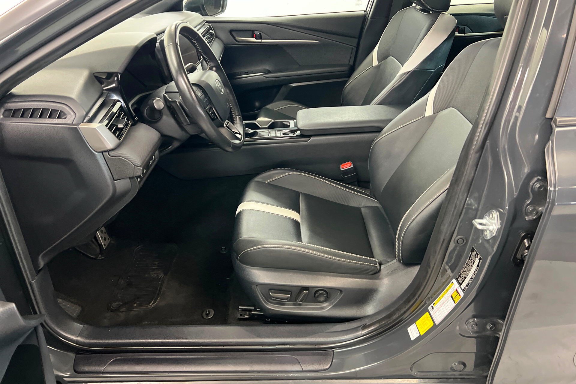 Used 2025 Toyota Camry SE FWD image 17