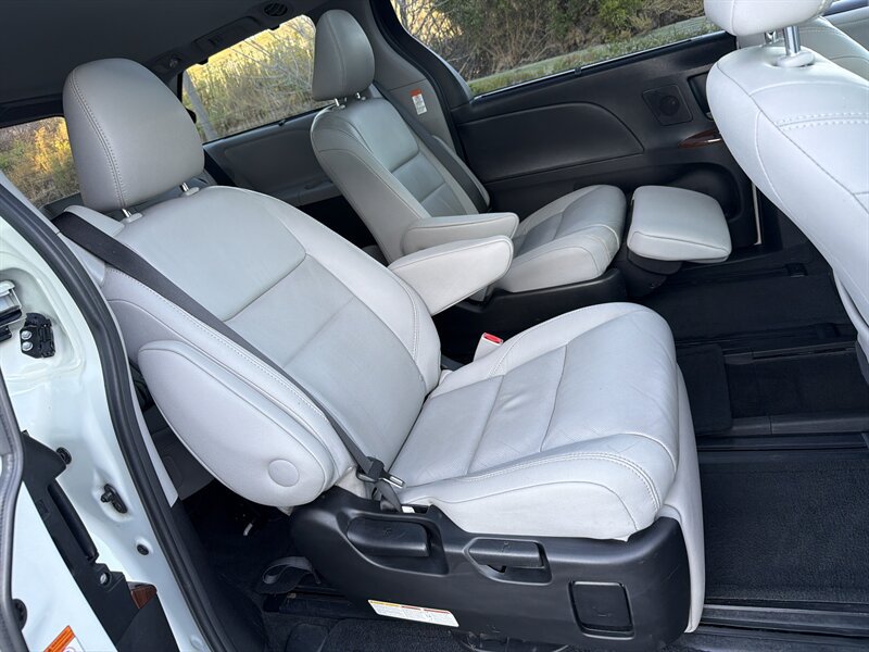 Used 2015 Toyota Sienna Limited Premium FWD image 17