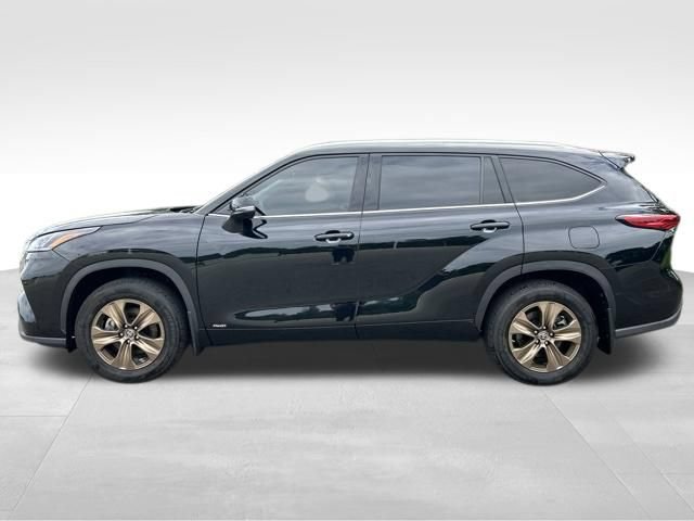Used 2022 Toyota Highlander Bronze Edition AWD/4WD image 2