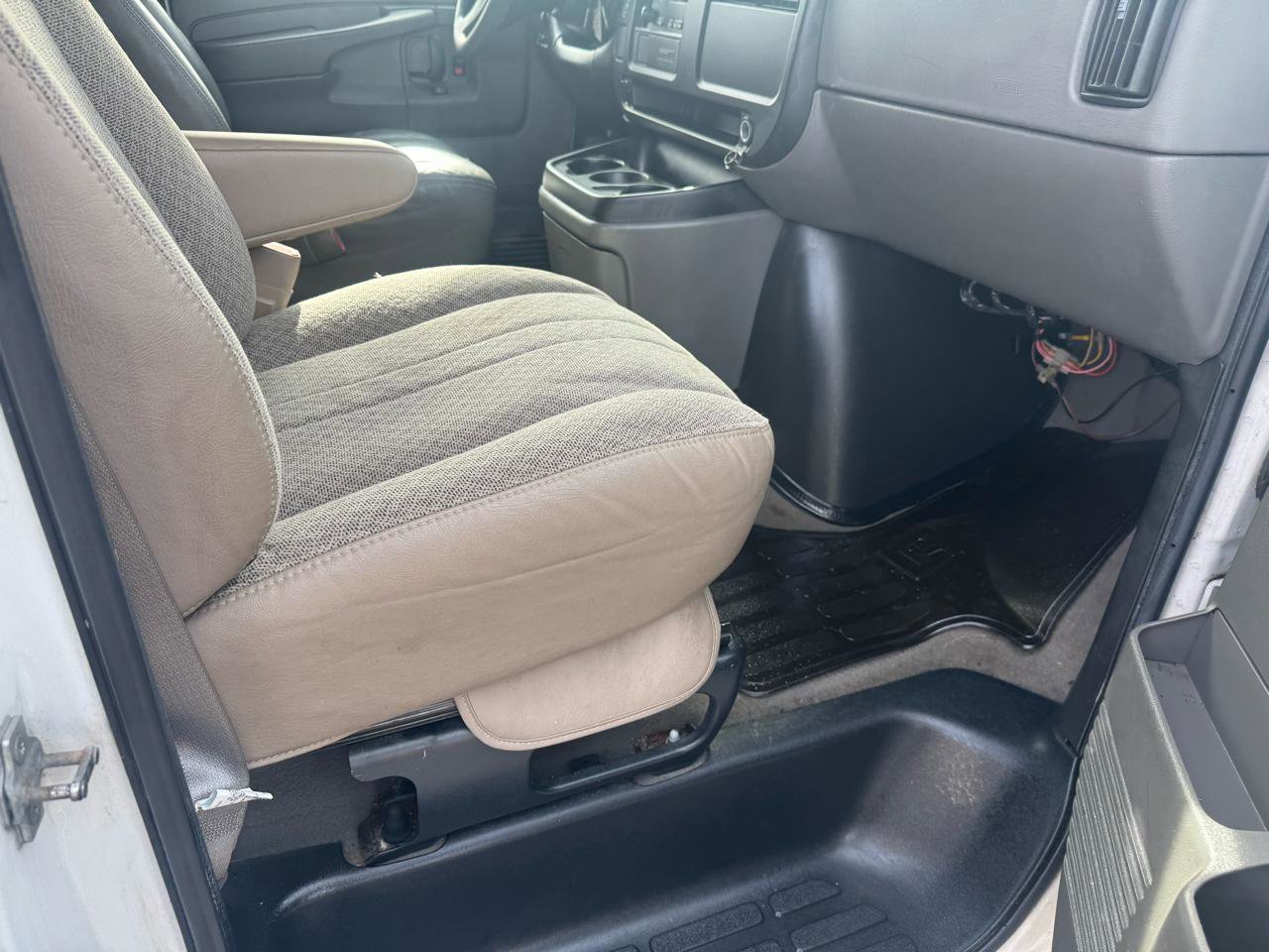 Used 2007 Chevrolet Express 1500 AWD Passenger w/ Power and Light Package image 13