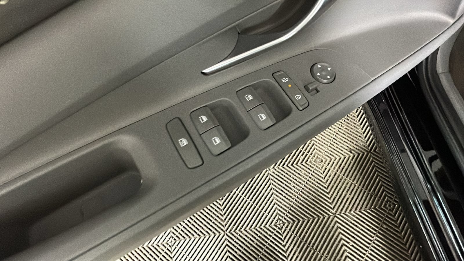 Certified 2025 Hyundai Elantra SEL FWD image 11