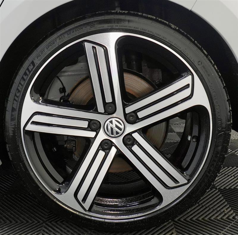 Used 2016 Volkswagen Golf R 4-Door image 3