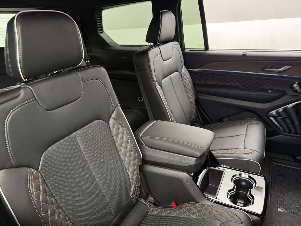 New 2025 Jeep Grand Cherokee L Summit w/ Luxury Tech Group V image 25