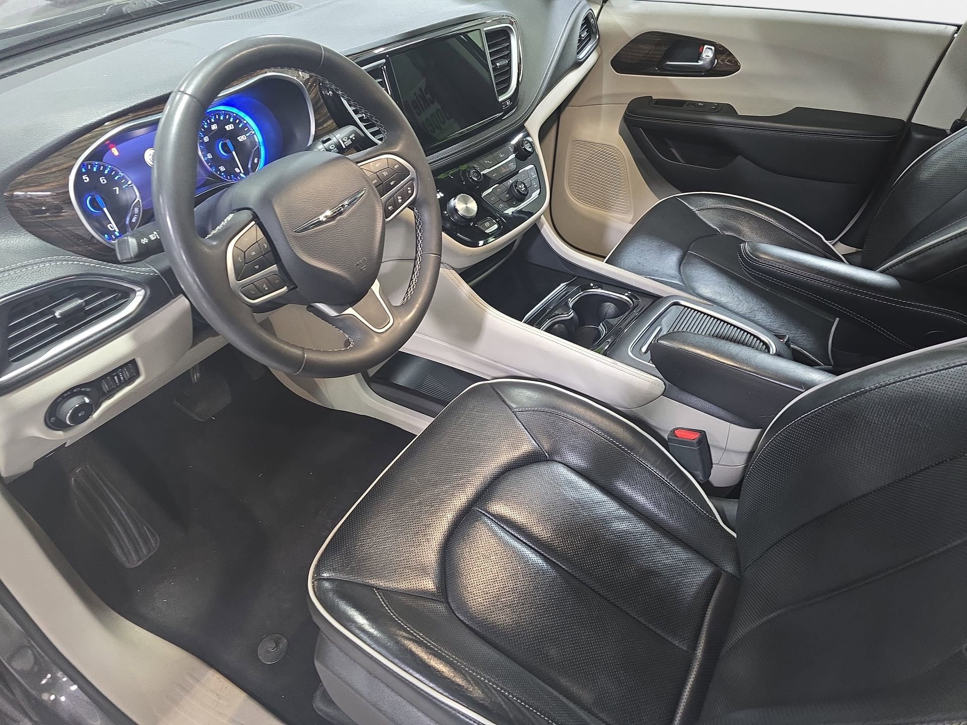 Used 2023 Chrysler Pacifica Limited image 15