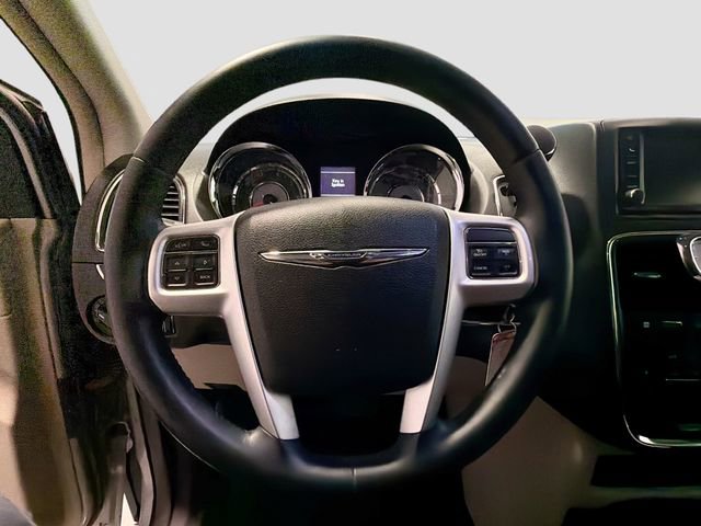 Used 2014 Chrysler Town & Country Touring FWD image 10