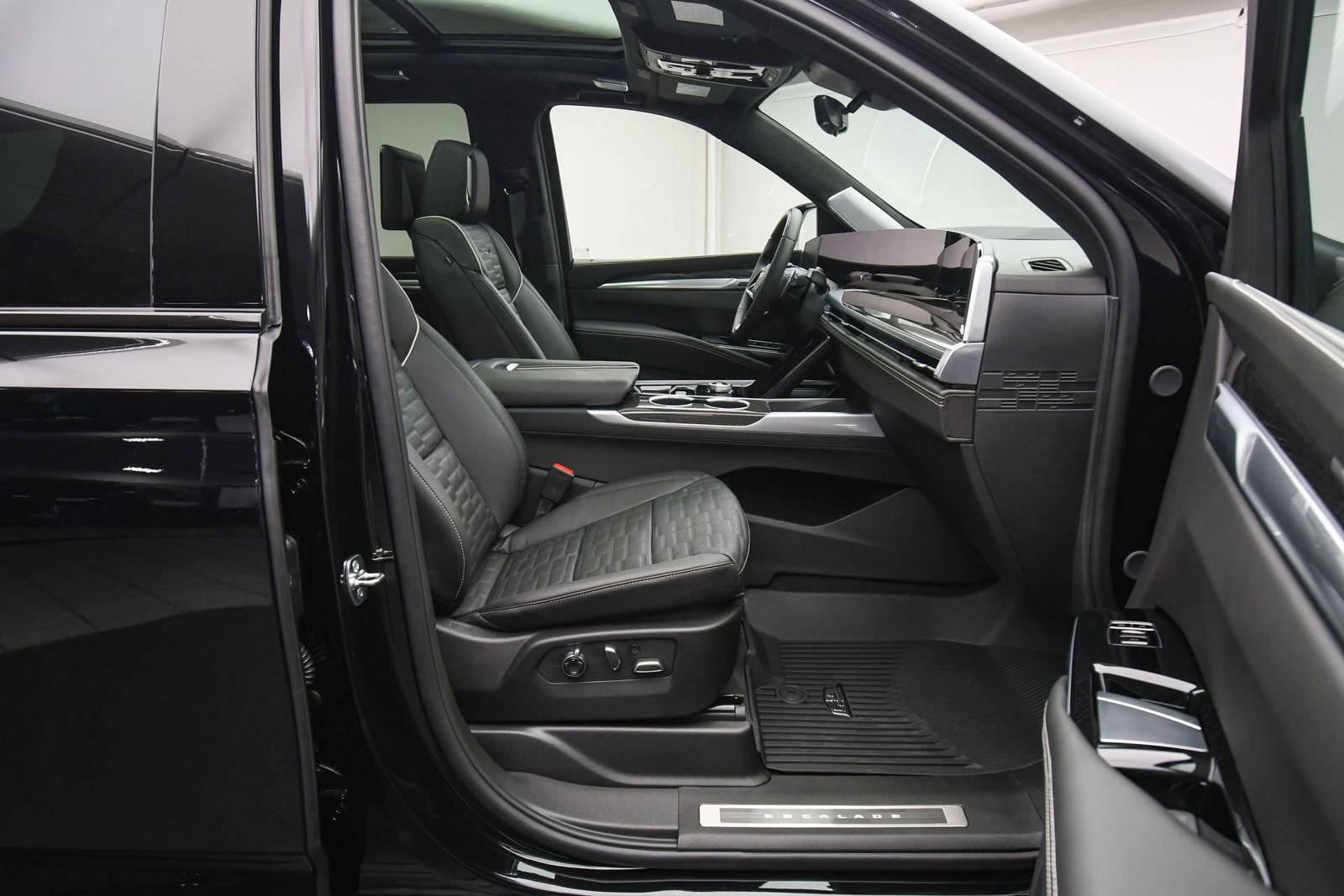 Used 2025 Cadillac Escalade V w/ LPO, ONYX Package image 51