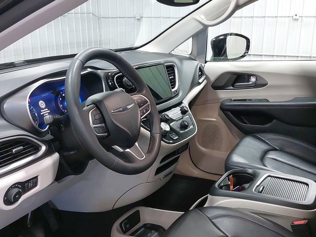 Used 2024 Chrysler Pacifica Touring-L image 18