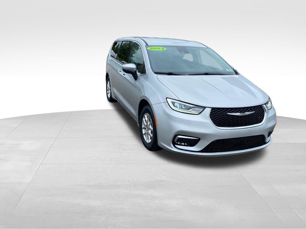 Used 2023 Chrysler Pacifica Touring-L FWD image 9