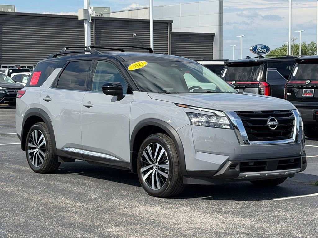 Used 2024 Nissan Pathfinder Platinum w/ Cargo Package AWD/4WD image 2