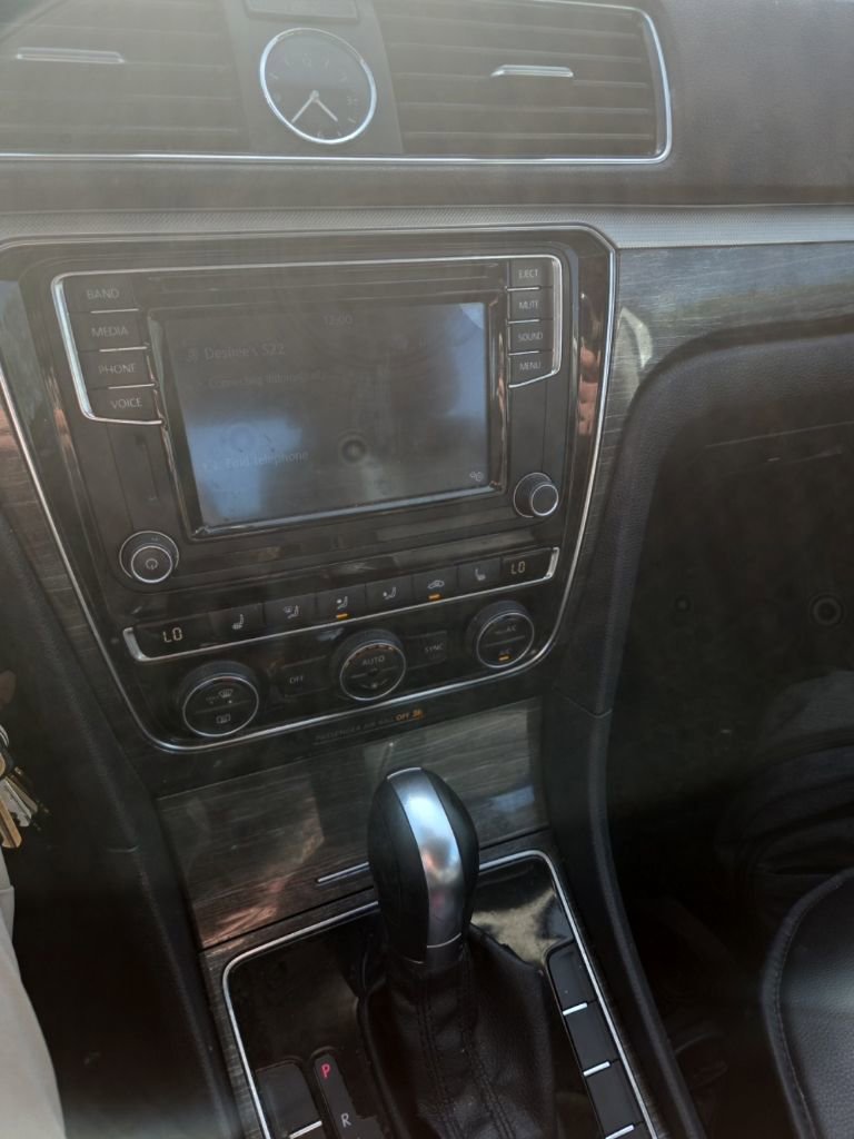 Used 2016 Volkswagen Passat 1.8T SE FWD image 8