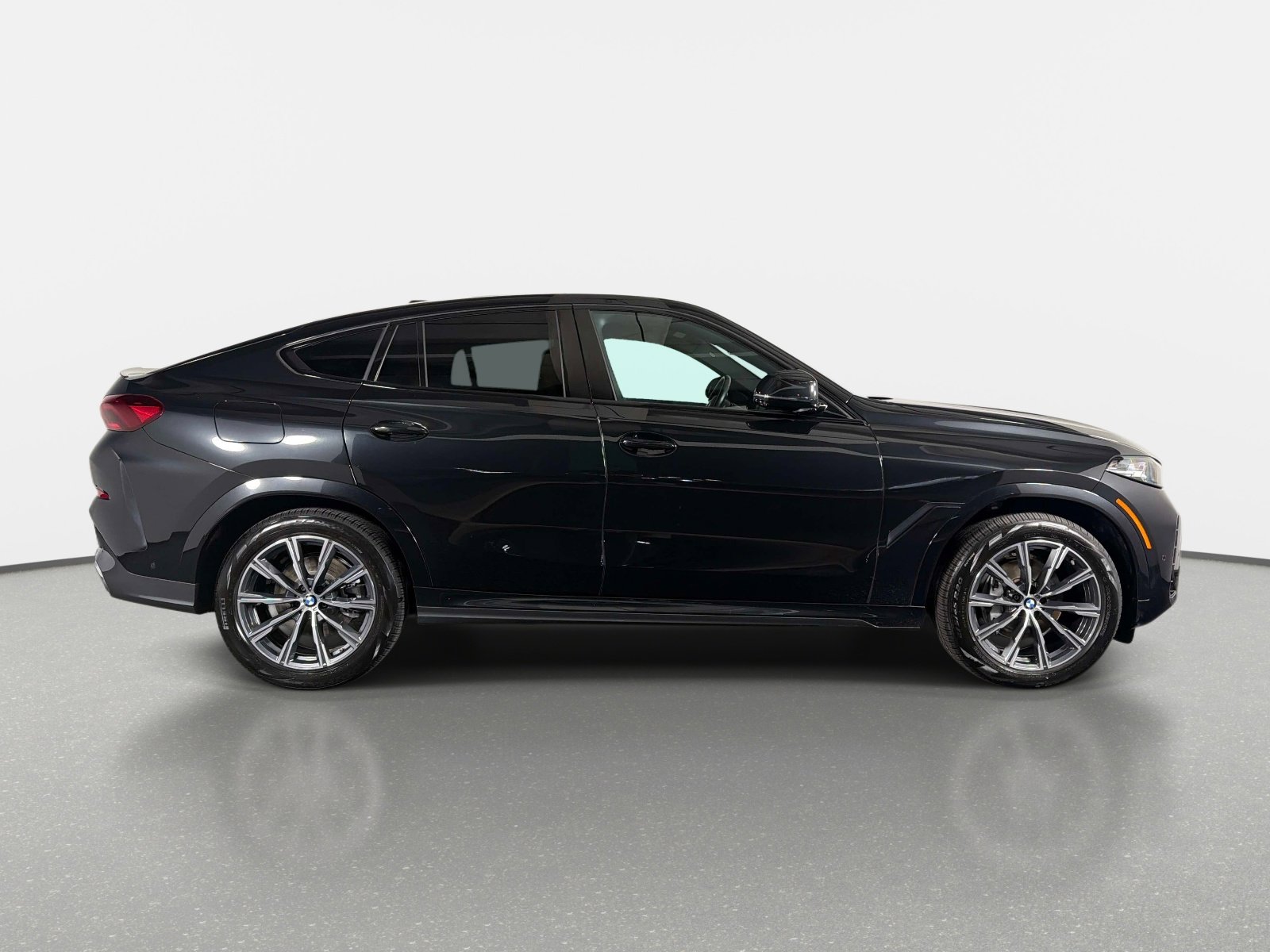 Used 2024 BMW X6 xDrive40i w/ Parking Assistance Package AWD/4WD image 2