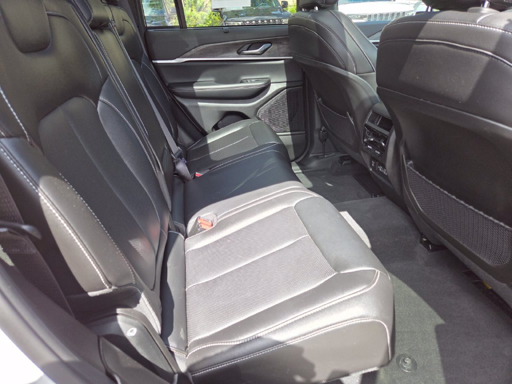 Used 2025 Jeep Grand Cherokee Limited AWD/4WD image 18