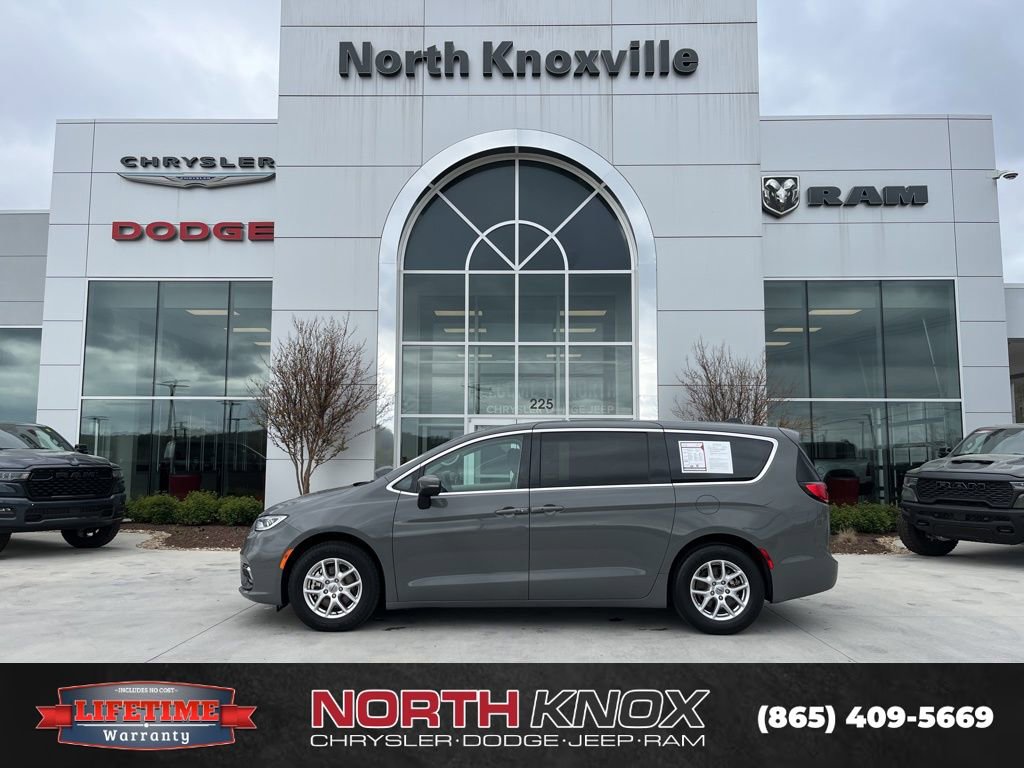 Used 2023 Chrysler Pacifica Touring-L image 2