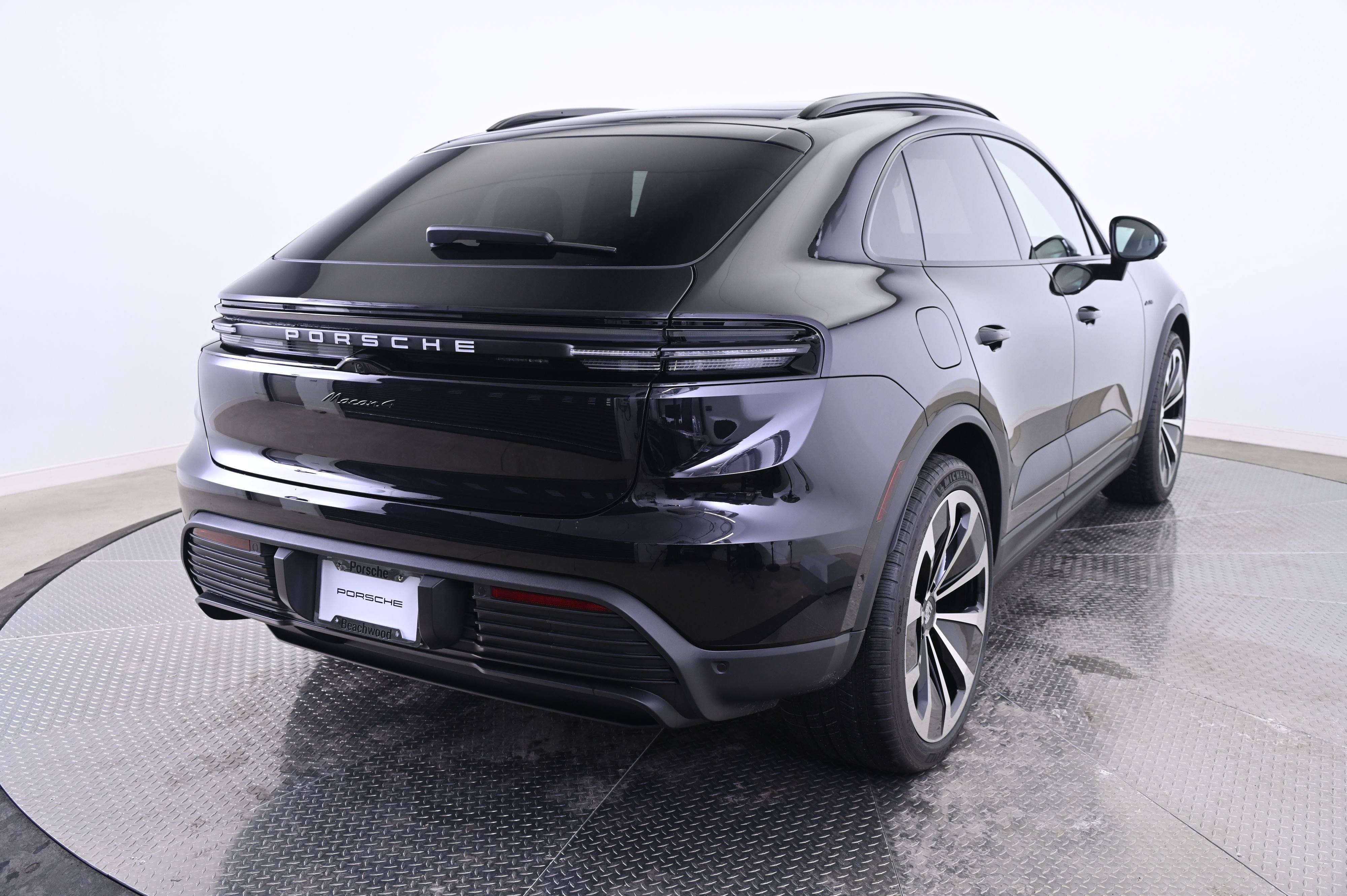 Certified 2025 Porsche Macan 4 Electric AWD/4WD image 7