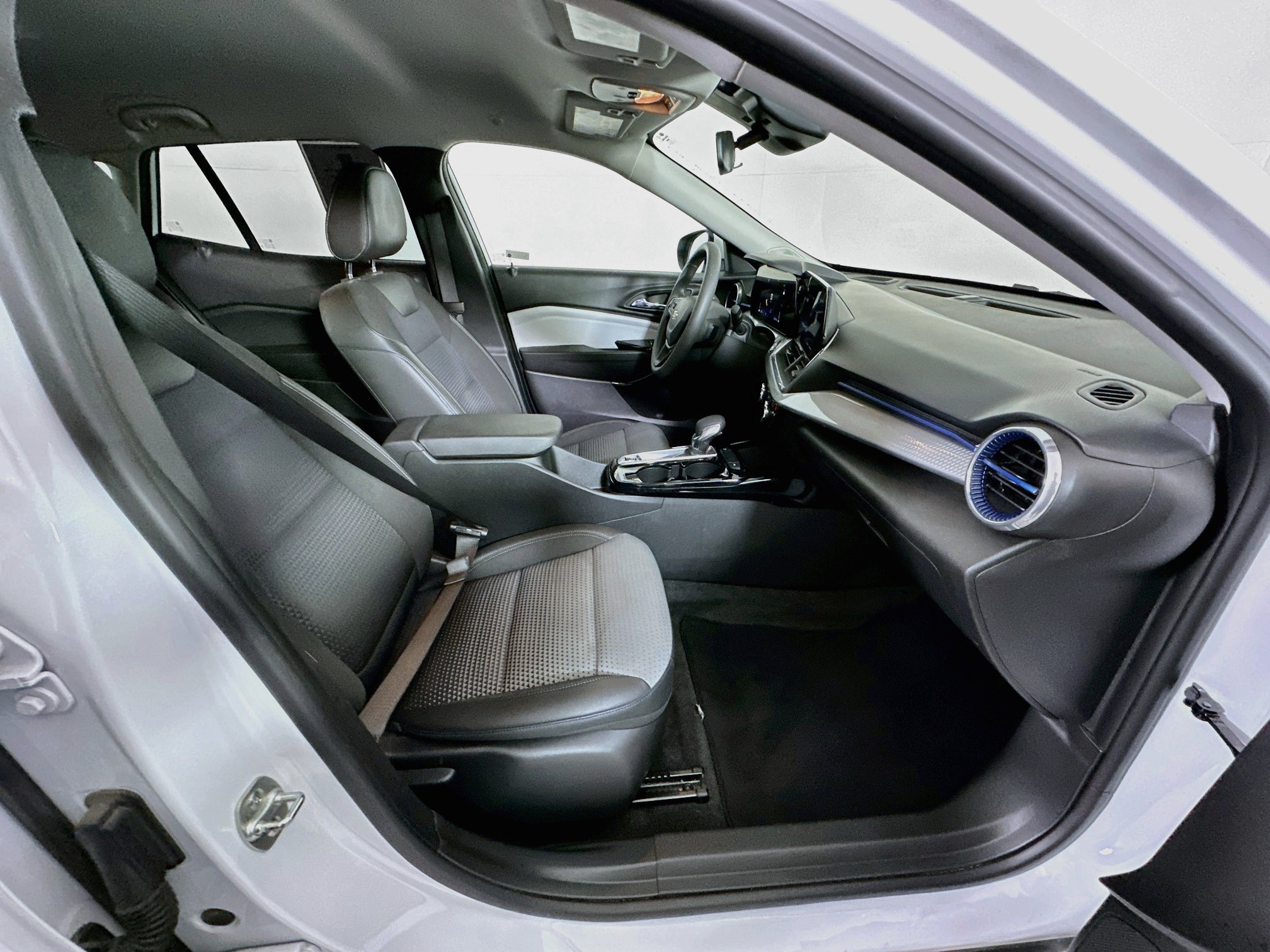 Used 2025 Chevrolet Trax LT FWD image 28