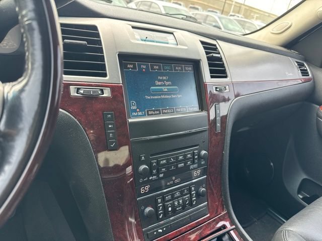 Used 2011 Cadillac Escalade Luxury AWD/4WD image 7