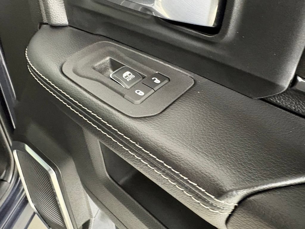 New 2026 RAM 2500 Laramie AWD/4WD image 13