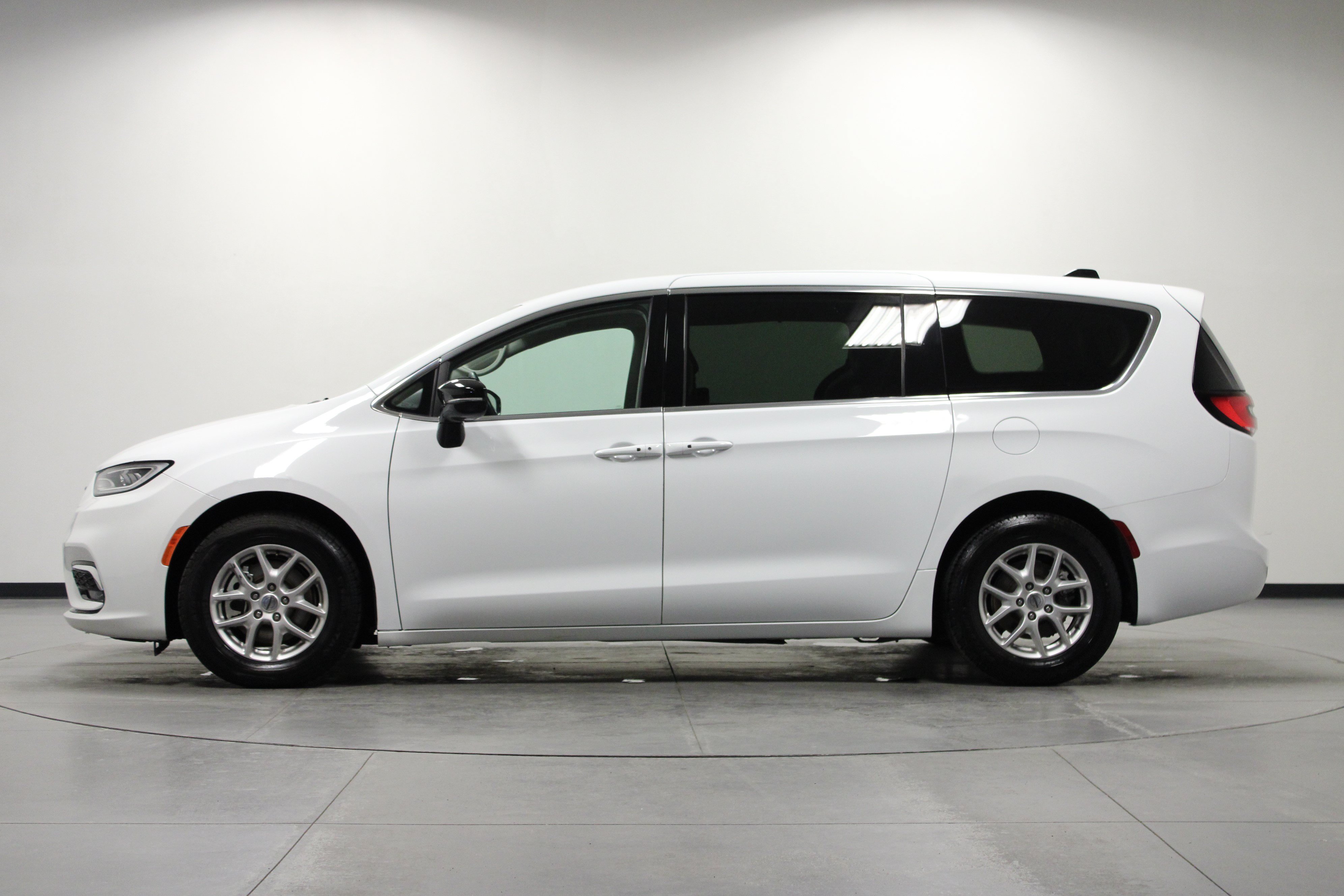 Used 2024 Chrysler Pacifica Touring-L FWD image 7