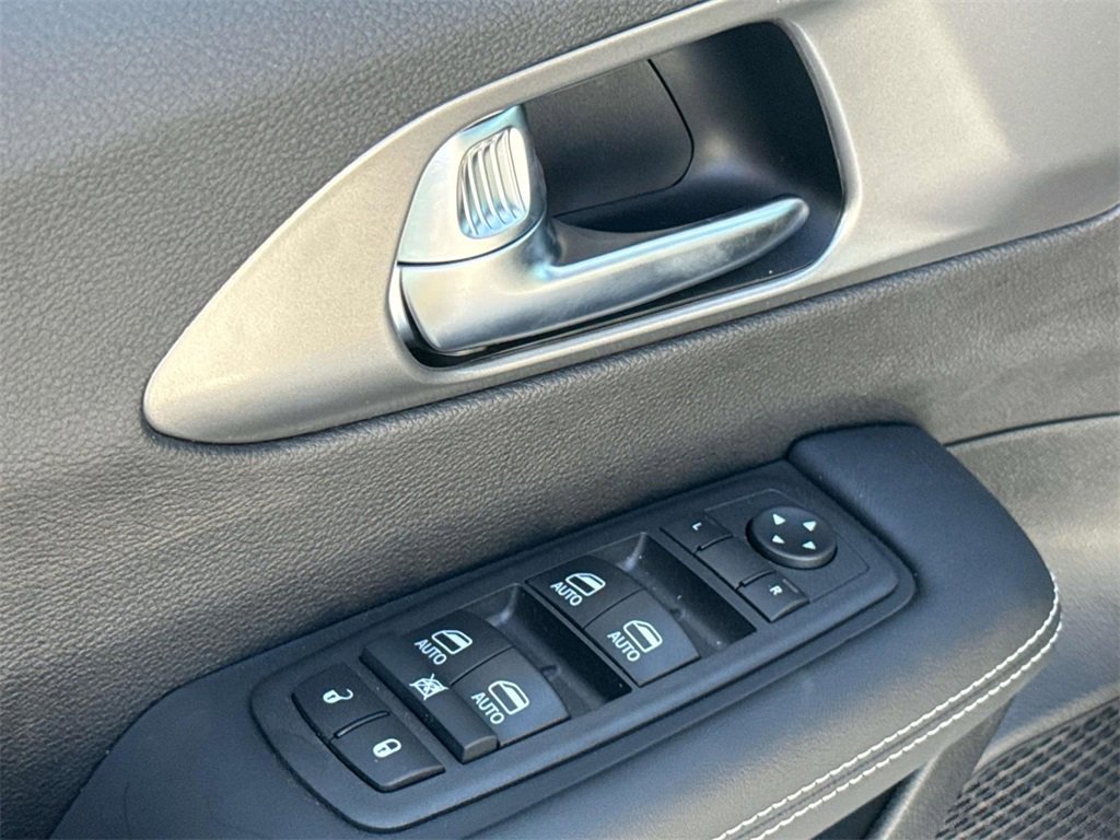 New 2026 Chrysler Voyager LX image 18