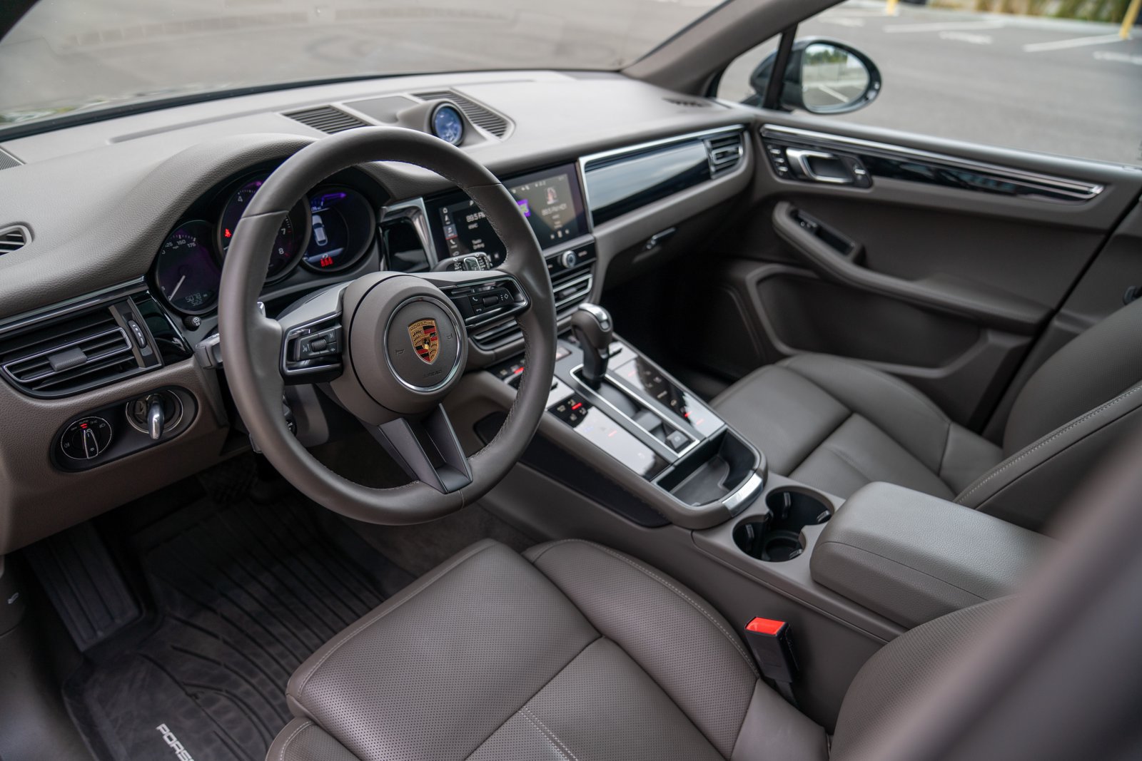 Certified 2026 Porsche Macan AWD/4WD image 4