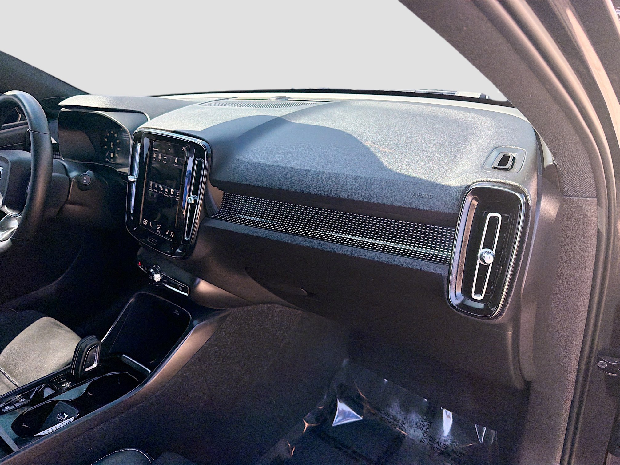 Used 2022 Volvo XC40 T5 R-Design w/ Advanced Package image 33