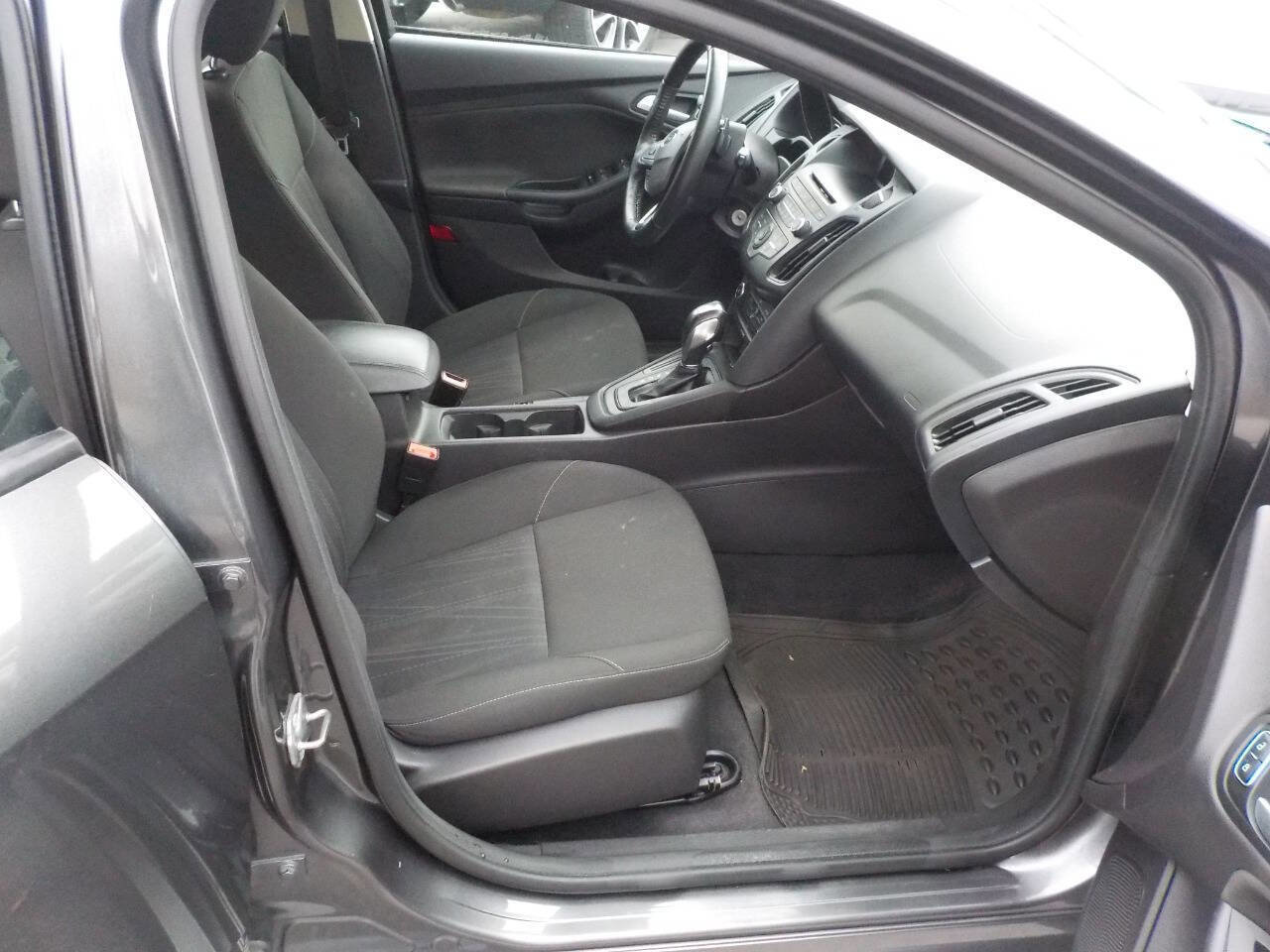 Used 2015 Ford Focus SE w/ SE Sport Package image 11