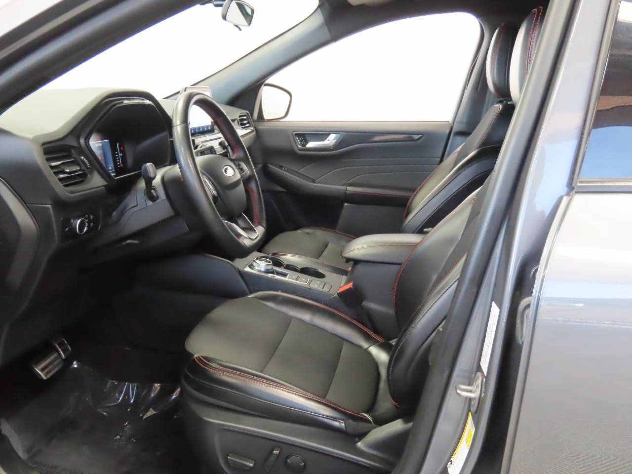 Used 2024 Ford Escape ST-Line w/ Cold Weather Package FWD image 15