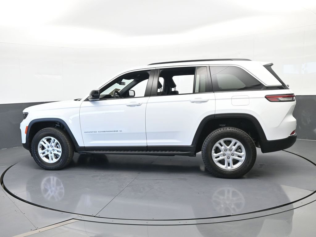 Used 2025 Jeep Grand Cherokee Laredo image 3