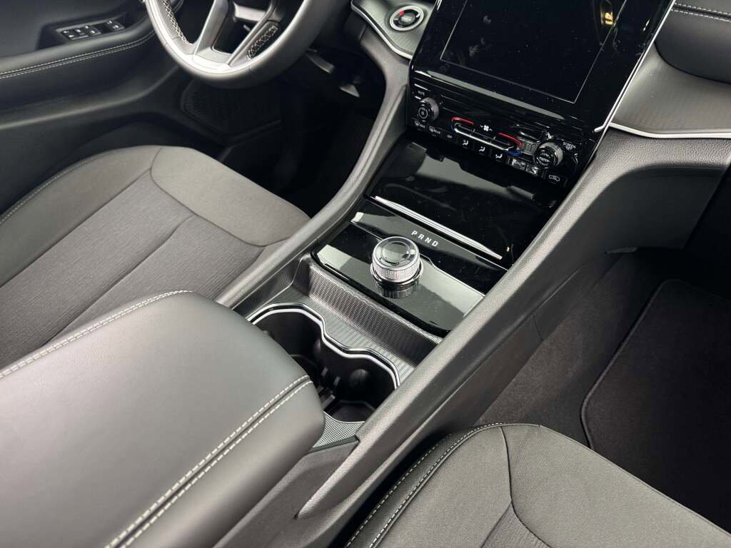 New 2025 Jeep Grand Cherokee L Laredo image 19