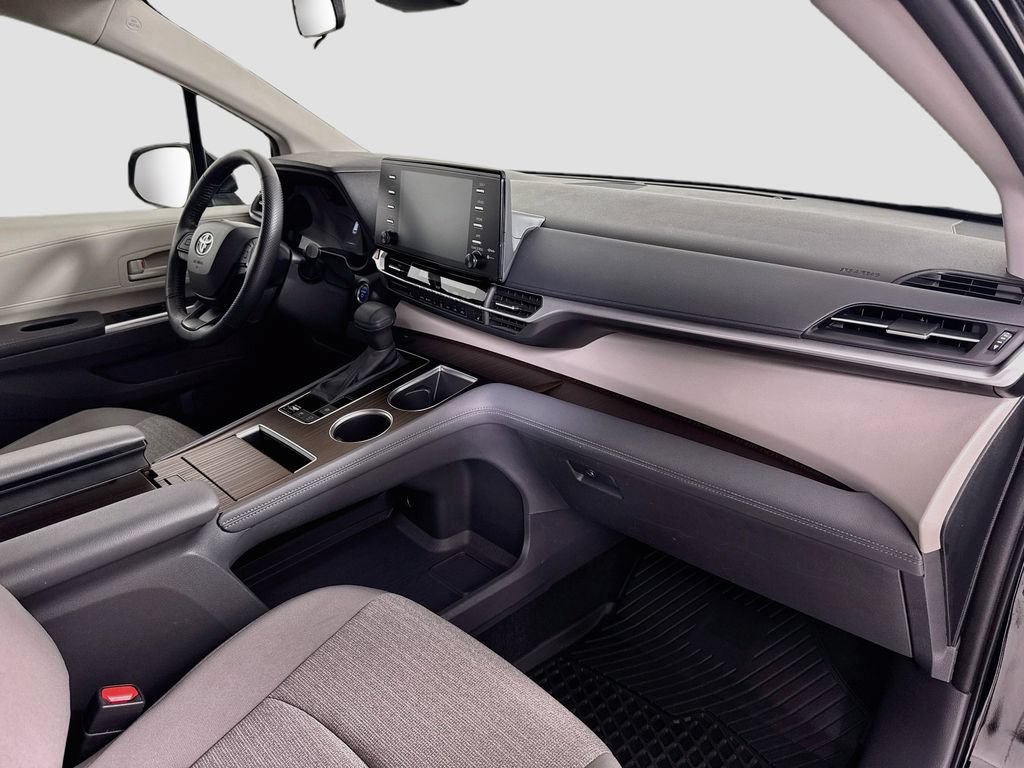 Used 2024 Toyota Sienna LE FWD image 30