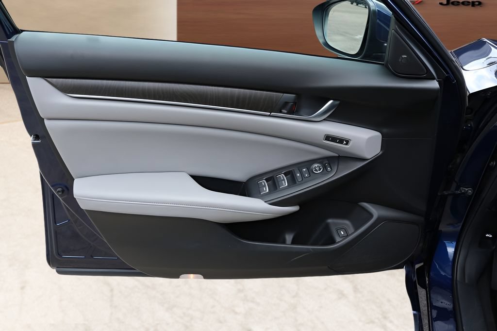 Used 2018 Honda Accord Touring image 10
