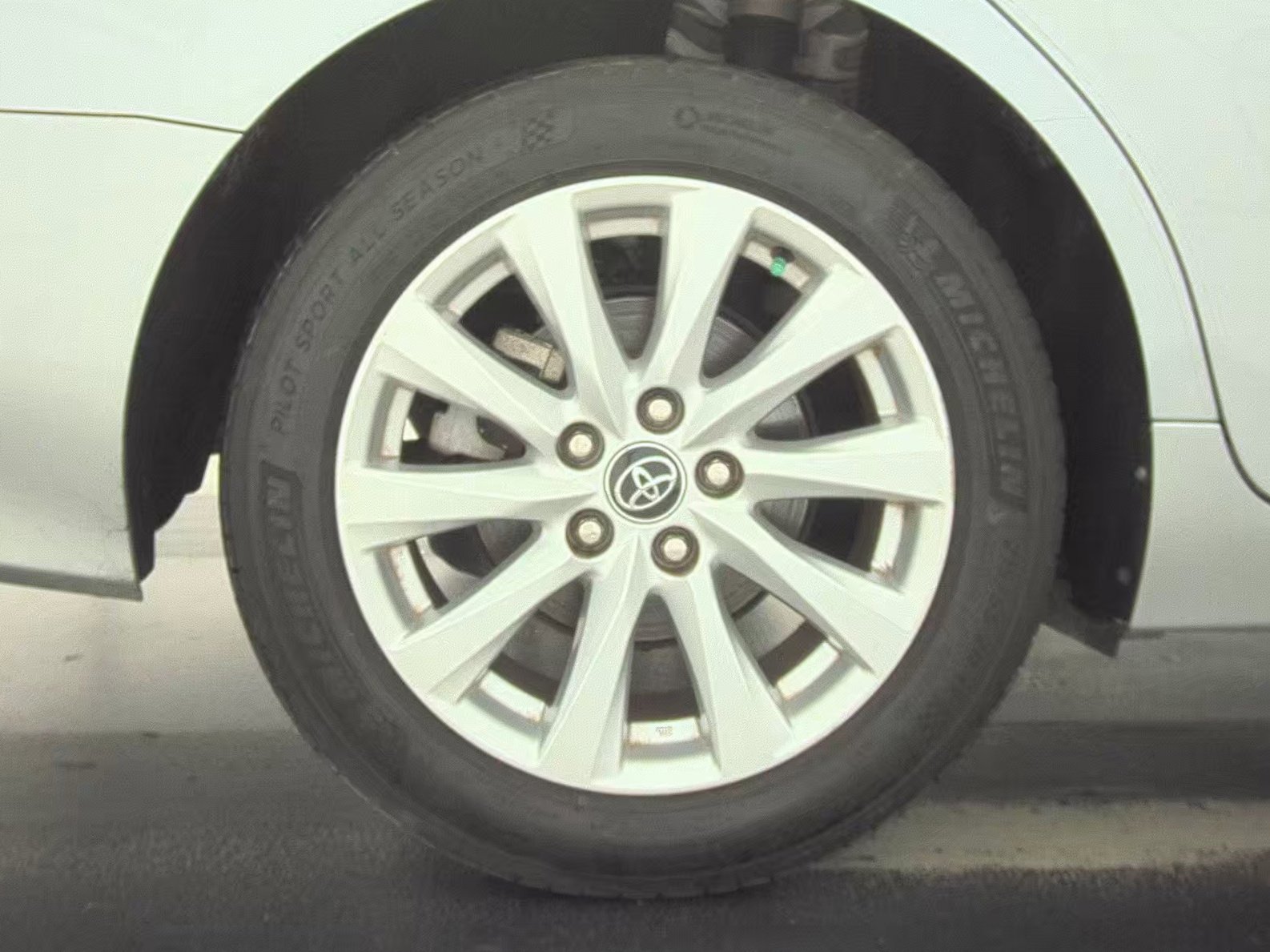 Used 2020 Toyota Camry LE image 12