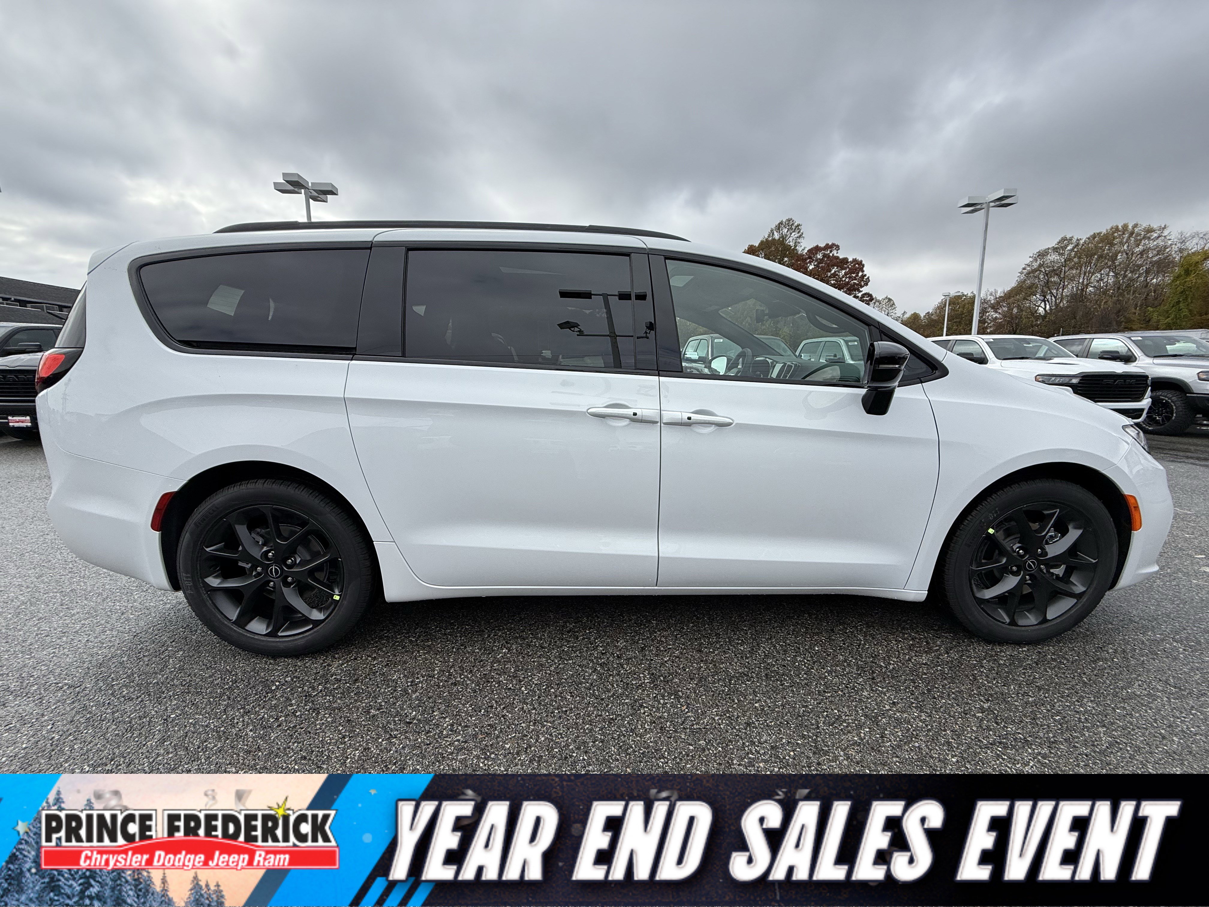 New 2026 Chrysler Pacifica Select image 2