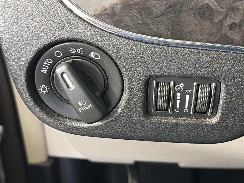 Used 2015 Chrysler Town & Country Touring image 22