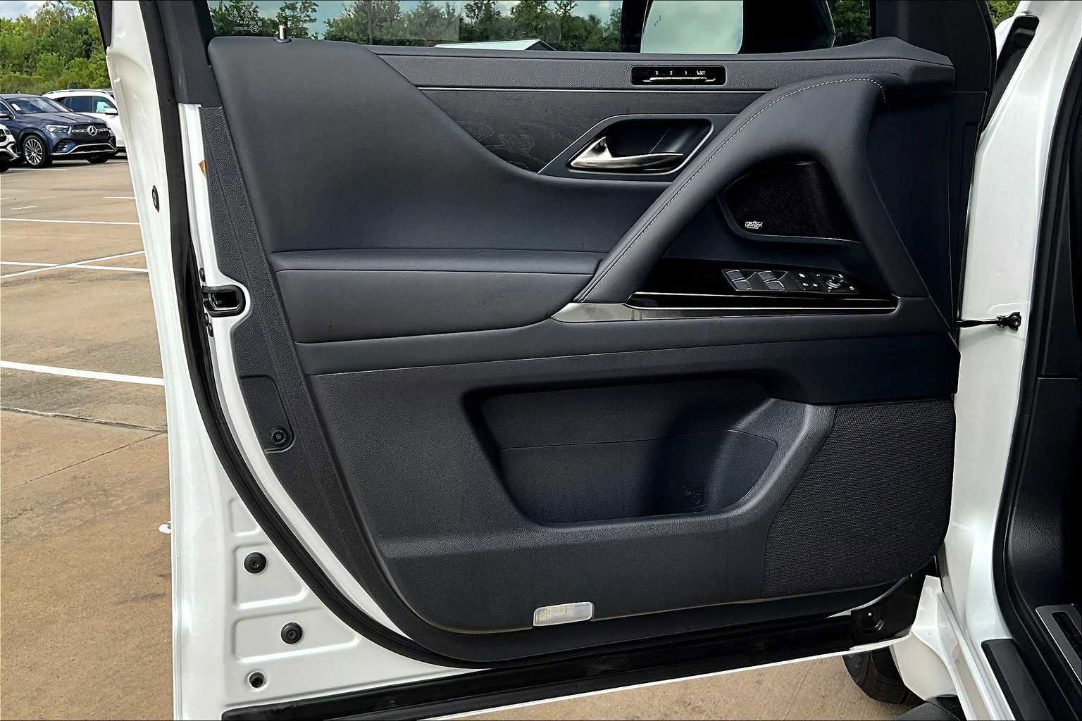 New 2025 Lexus LX 700h Luxury image 10