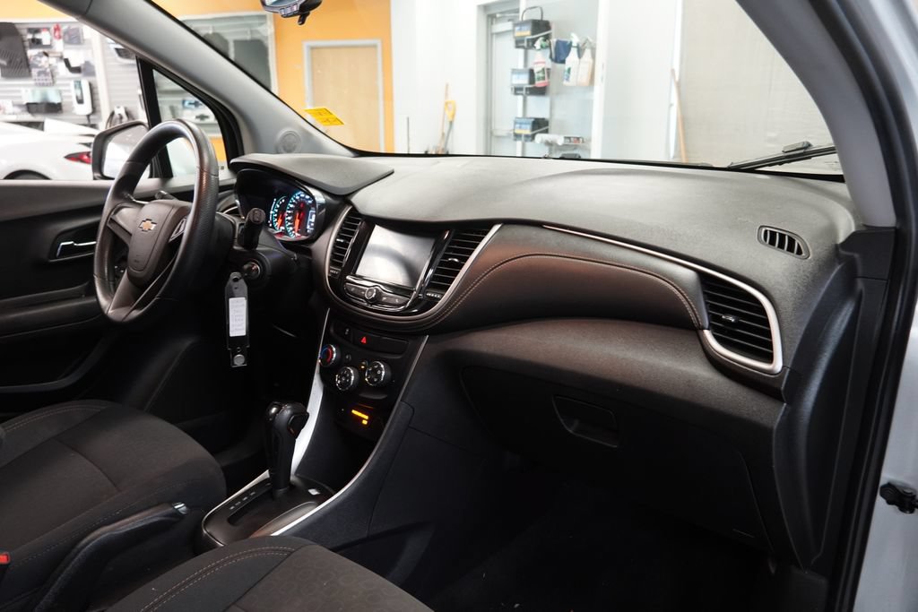 Used 2020 Chevrolet Trax LS AWD/4WD image 32