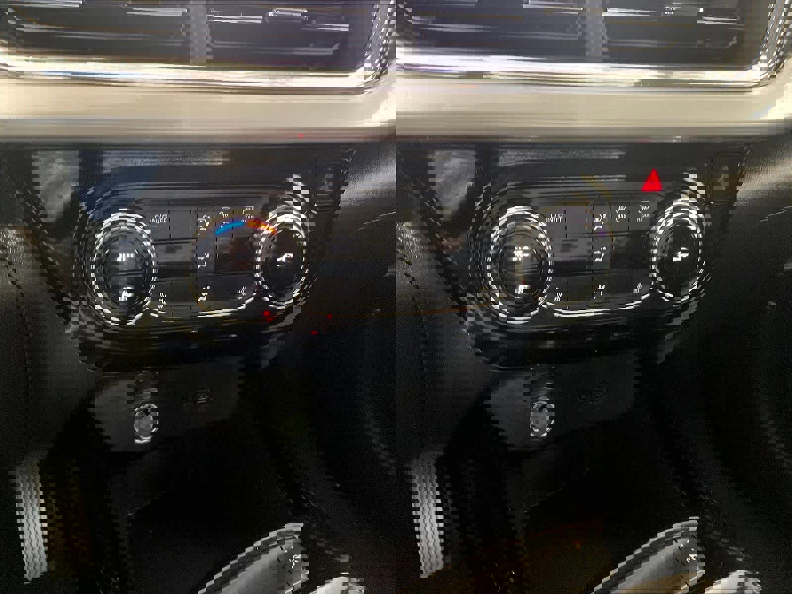 Used 2025 Chevrolet Trax LT w/ LT Convenience Package FWD image 25