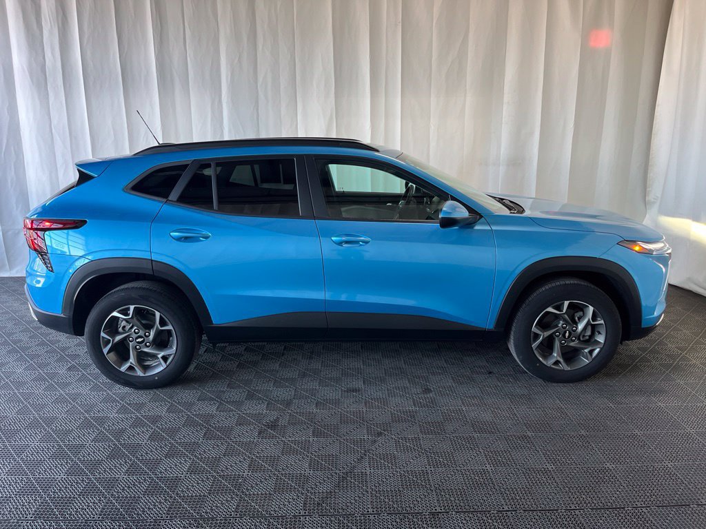 Used 2025 Chevrolet Trax LT w/ Driver Confidence Package FWD image 2