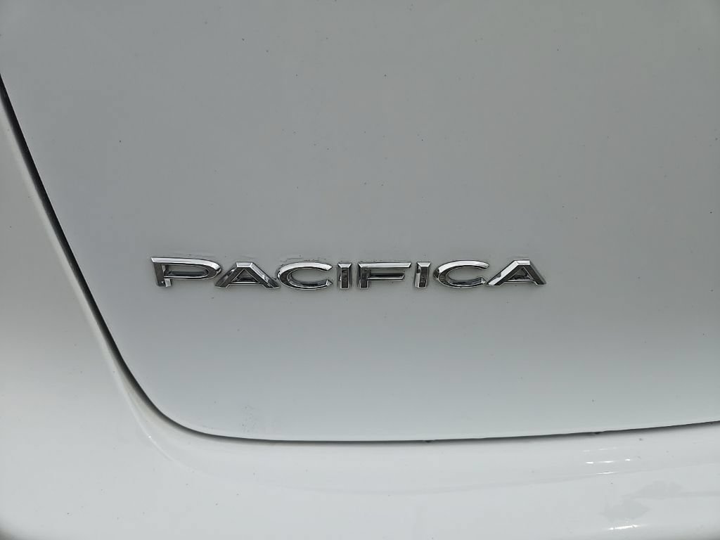 Used 2023 Chrysler Pacifica Touring-L FWD image 4