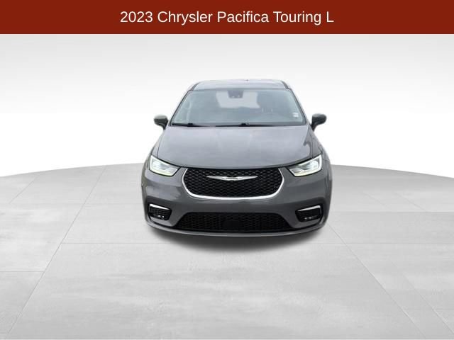 Used 2023 Chrysler Pacifica Touring-L FWD image 2