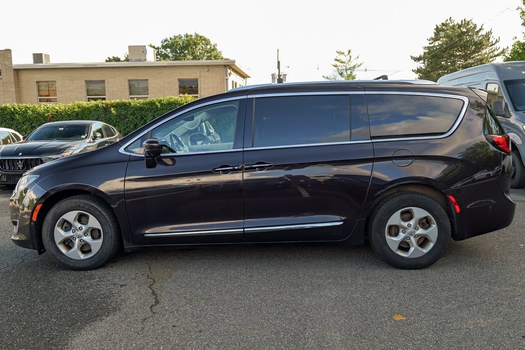Used 2017 Chrysler Pacifica Touring-L Plus w/ Advanced Safetytec Group FWD image 4