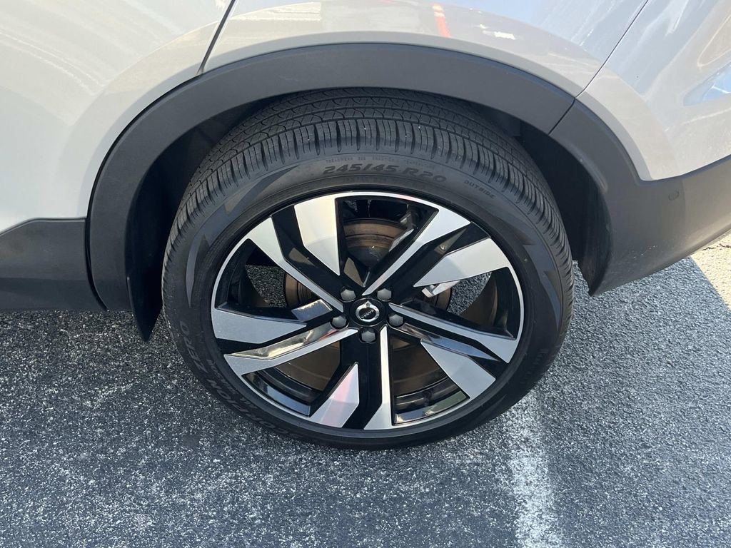 Used 2025 Volvo XC40 B5 Plus image 11