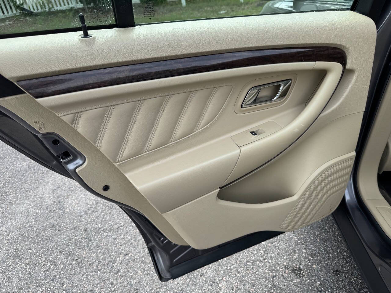 Used 2013 Ford Taurus Limited FWD image 40