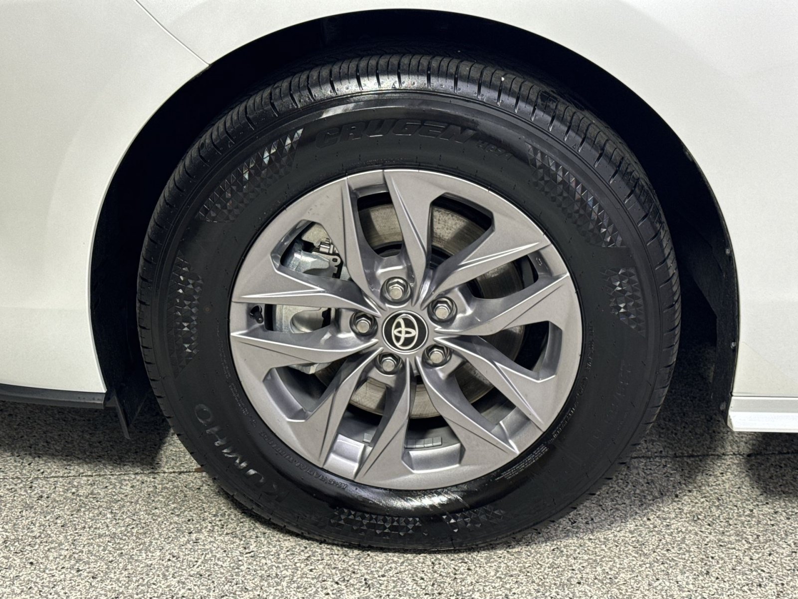 Used 2026 Toyota Sienna XLE FWD image 24