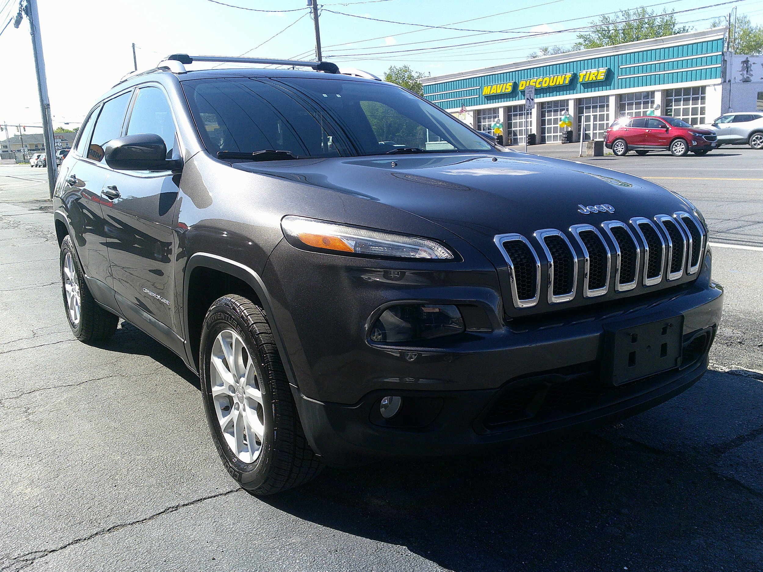Used 2017 Jeep Cherokee Latitude w/ Cold Weather Group AWD/4WD image 7