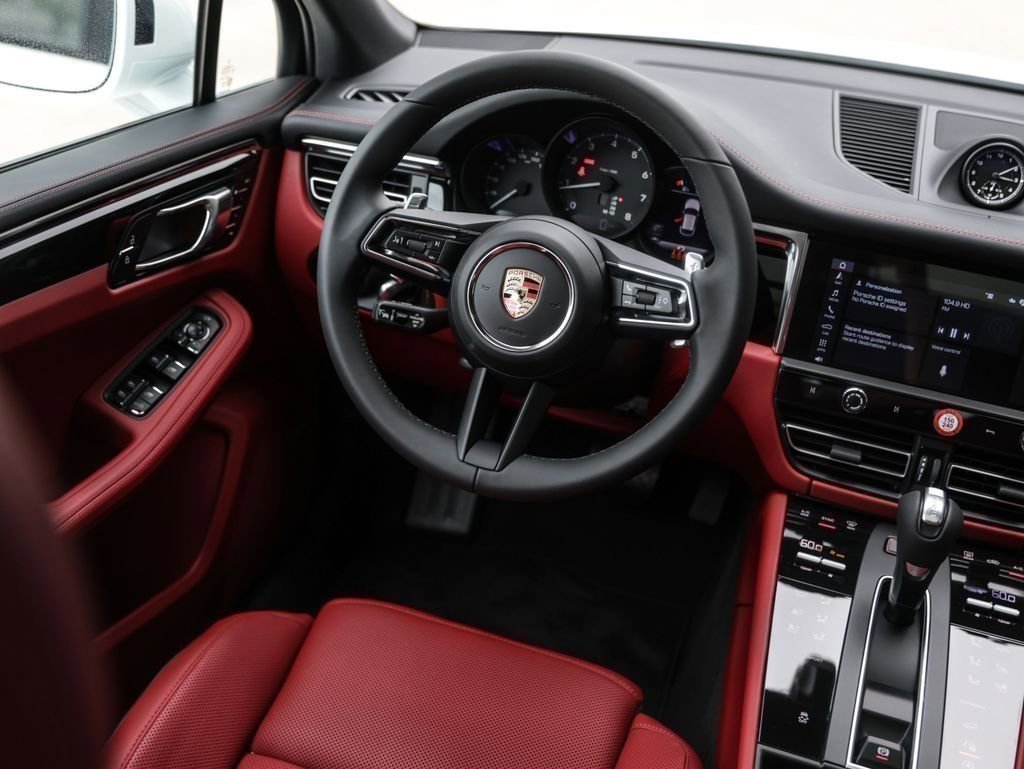 Certified 2025 Porsche Macan image 28