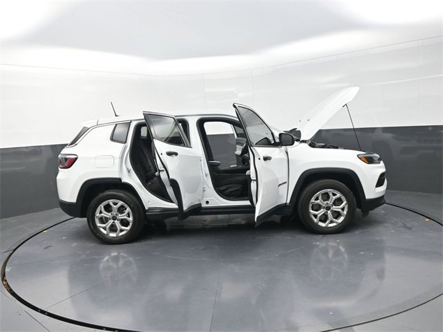 Used 2025 Jeep Compass Sport image 32