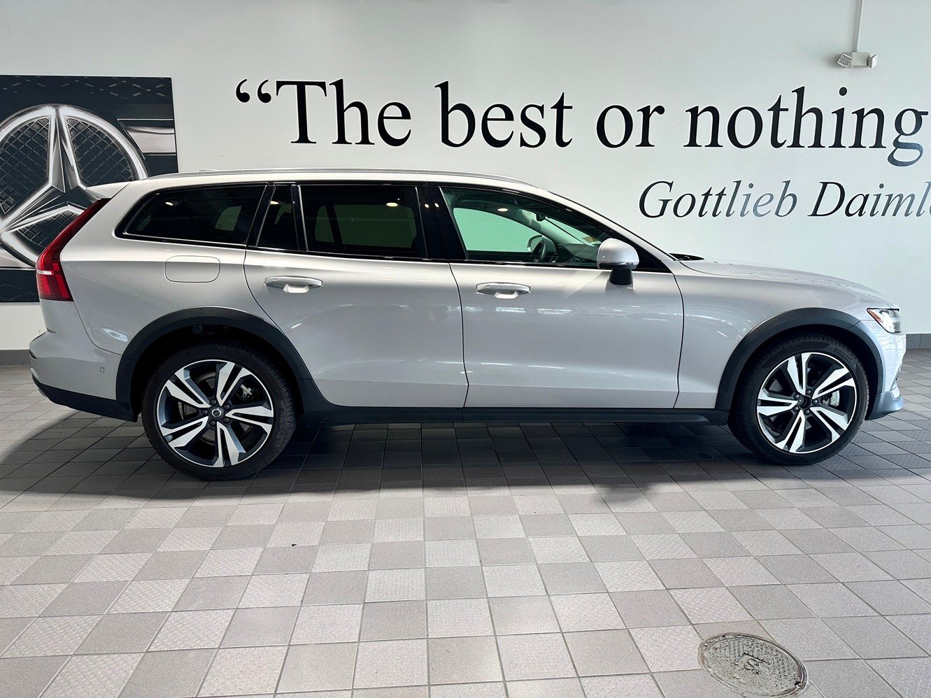 Used 2025 Volvo V60 B5 Cross Country Plus AWD/4WD image 3